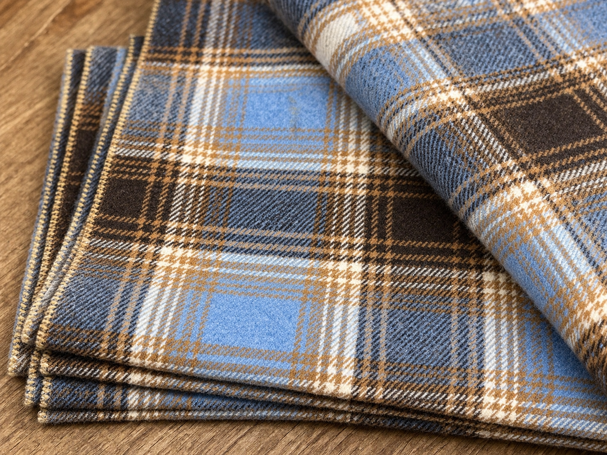 Foulard carreau bleu clair unisexe par Anne de Shalla