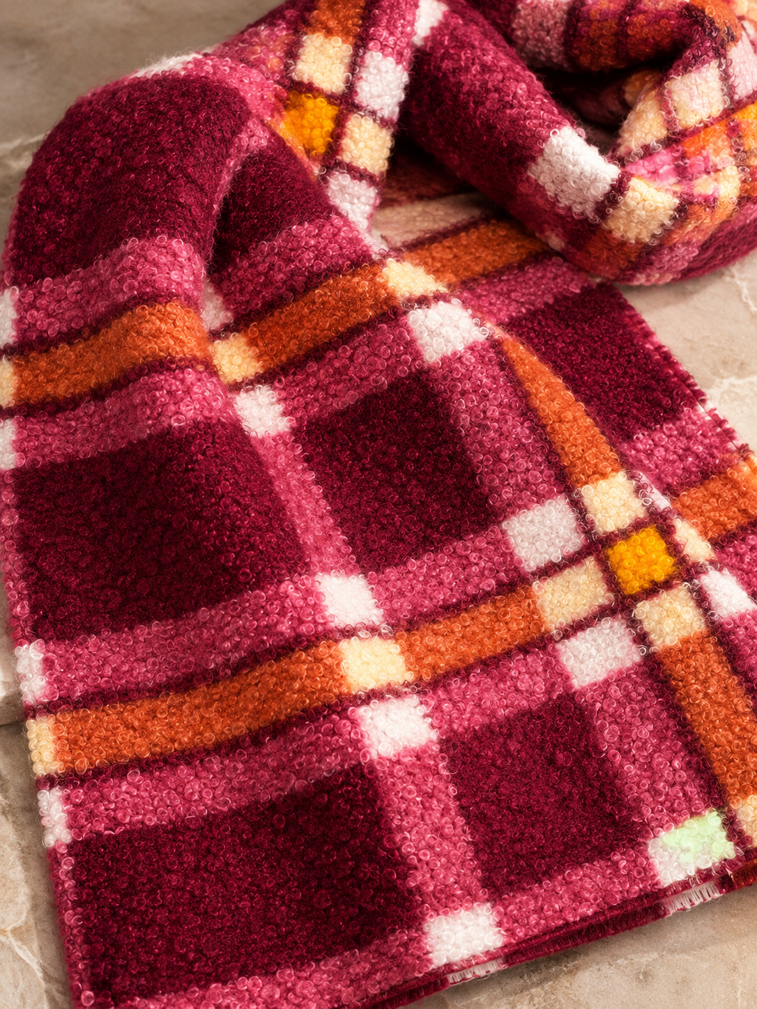 Foulard laine bouclée rouge orange par Anne de Shalla