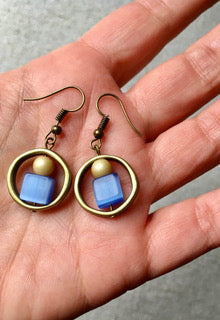 Boucles d'oreilles bleu lavande et laiton par lalouve