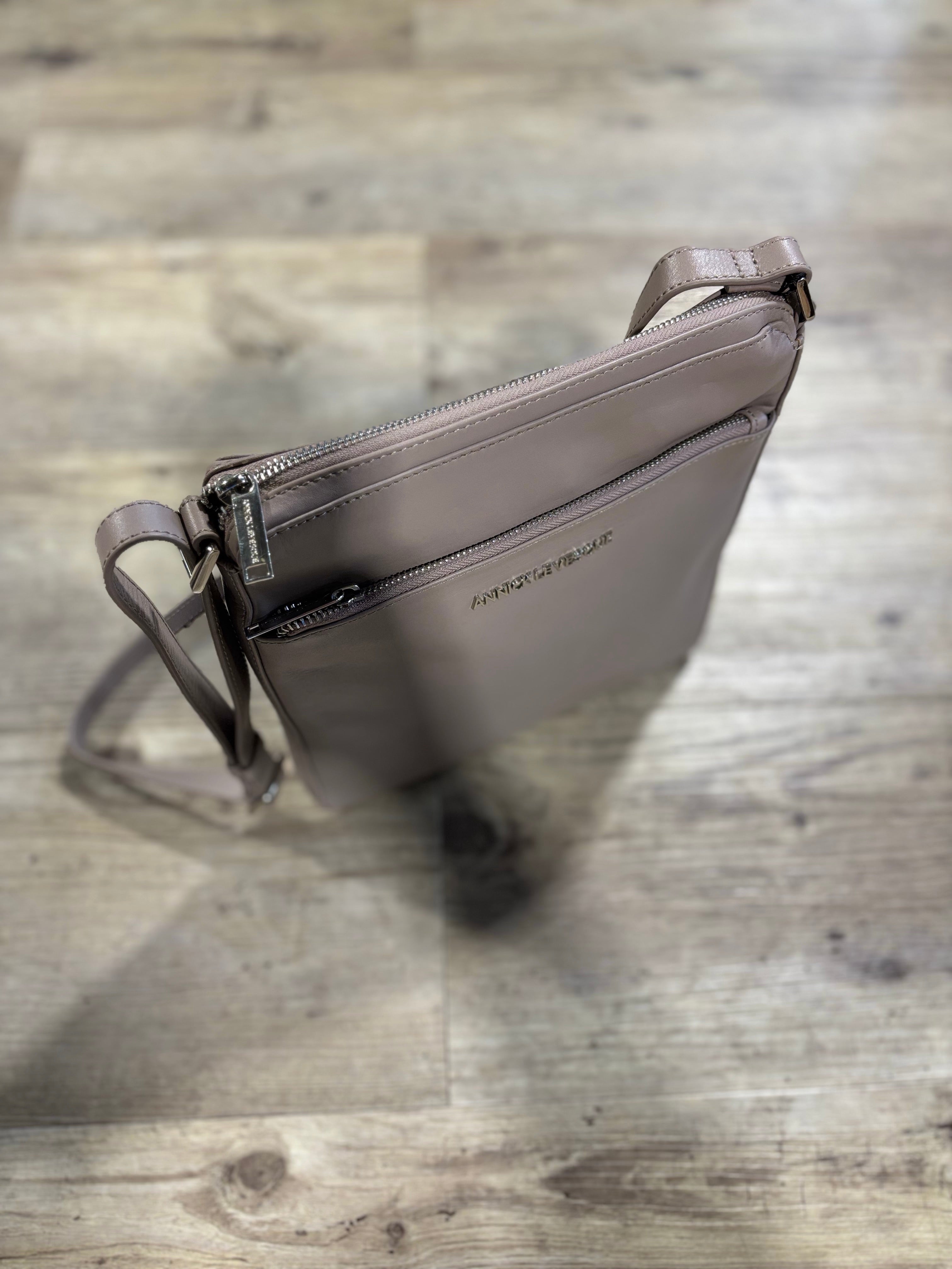 Sac Gisèle pr Annick Levesque - La Braderie de Mode Québécoise en Ligne