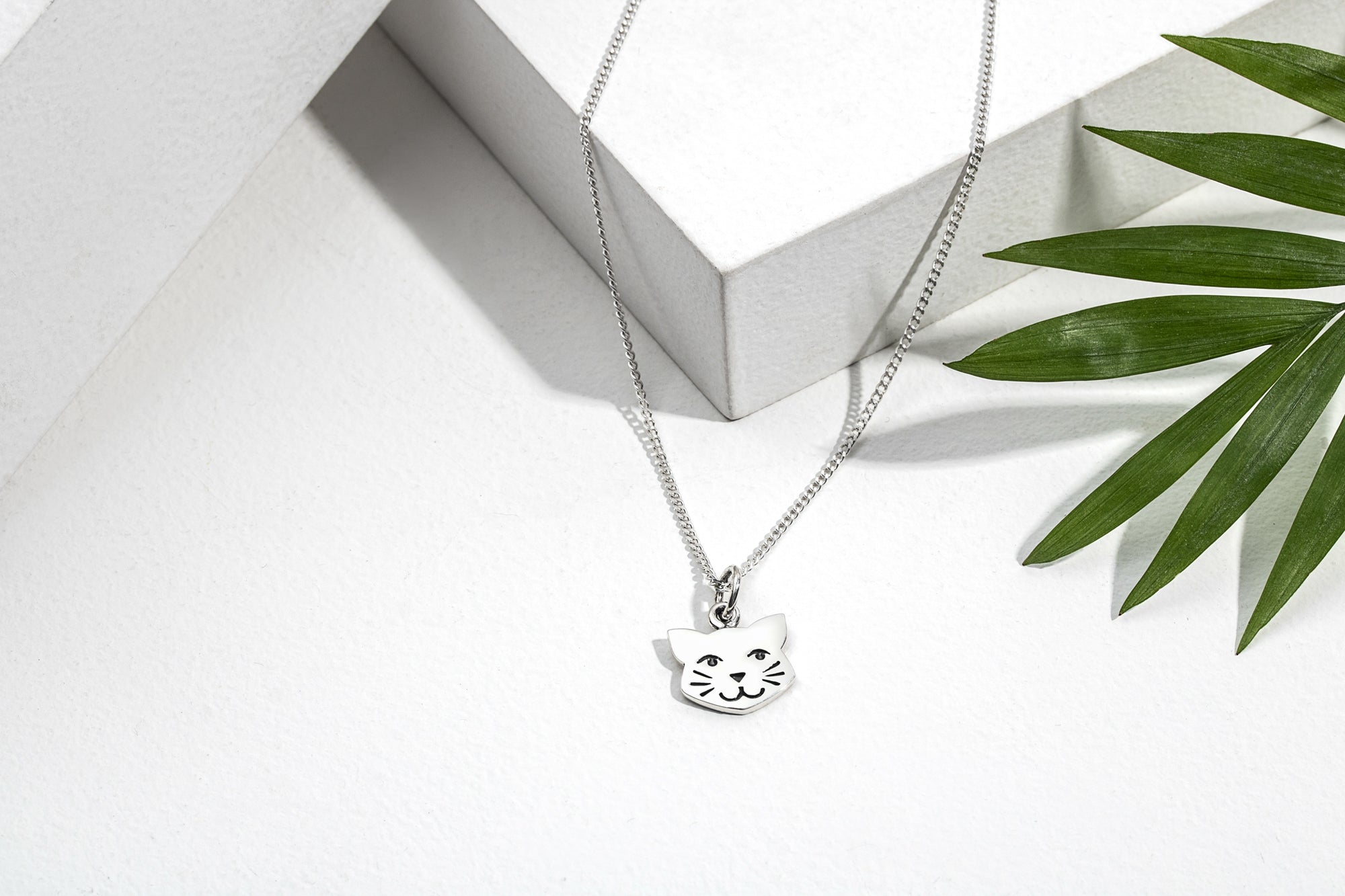 Sterling Silver Smiling Cat Pendant Necklace par Ag Sterling