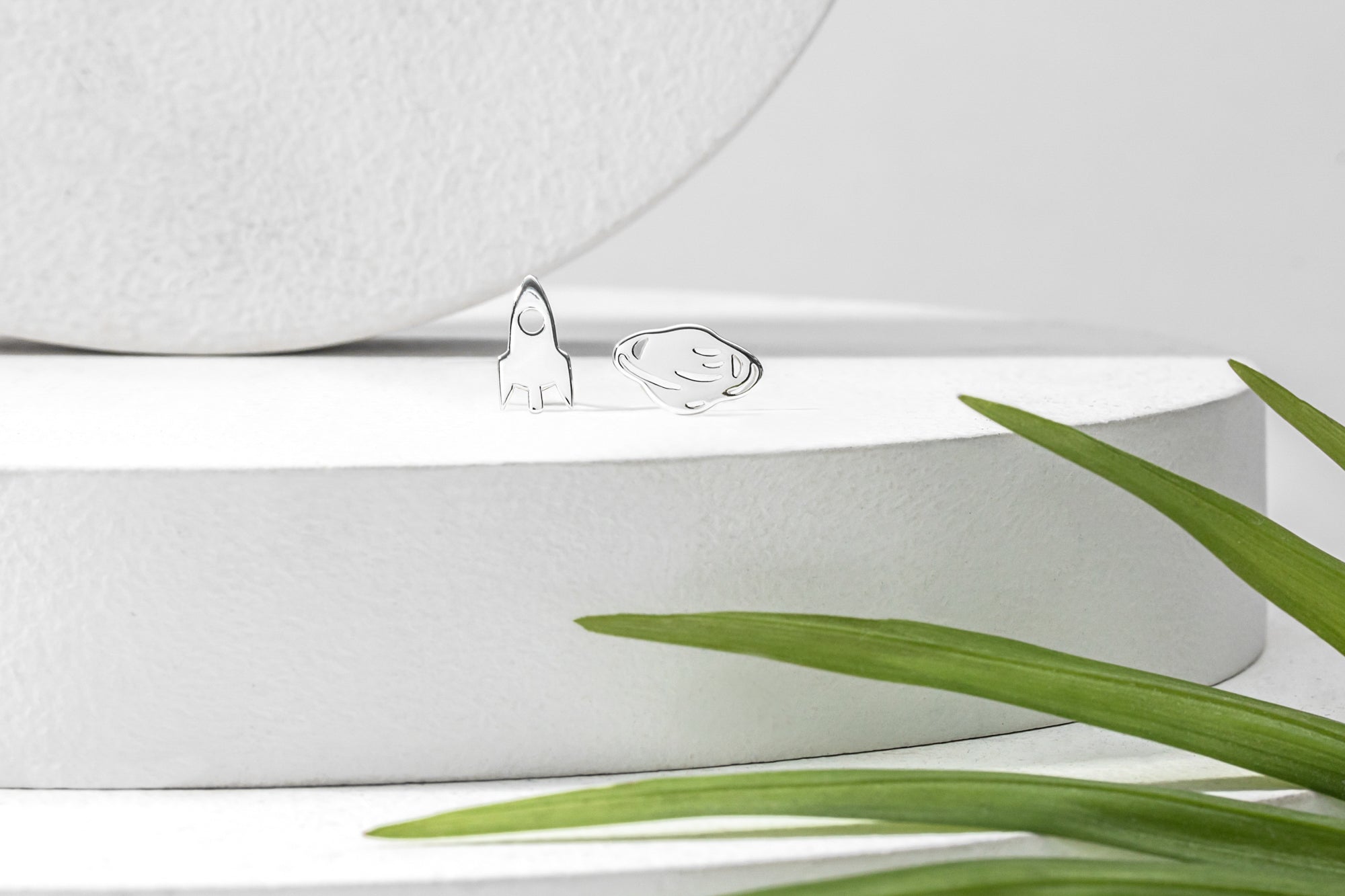 Sterling Silver Fly Me to the Moon Asymmetrical Stud Earrings par Ag Sterling