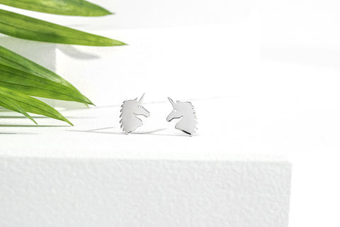 Sterling Silver Unicorn Stud Earrings par Ag Sterling