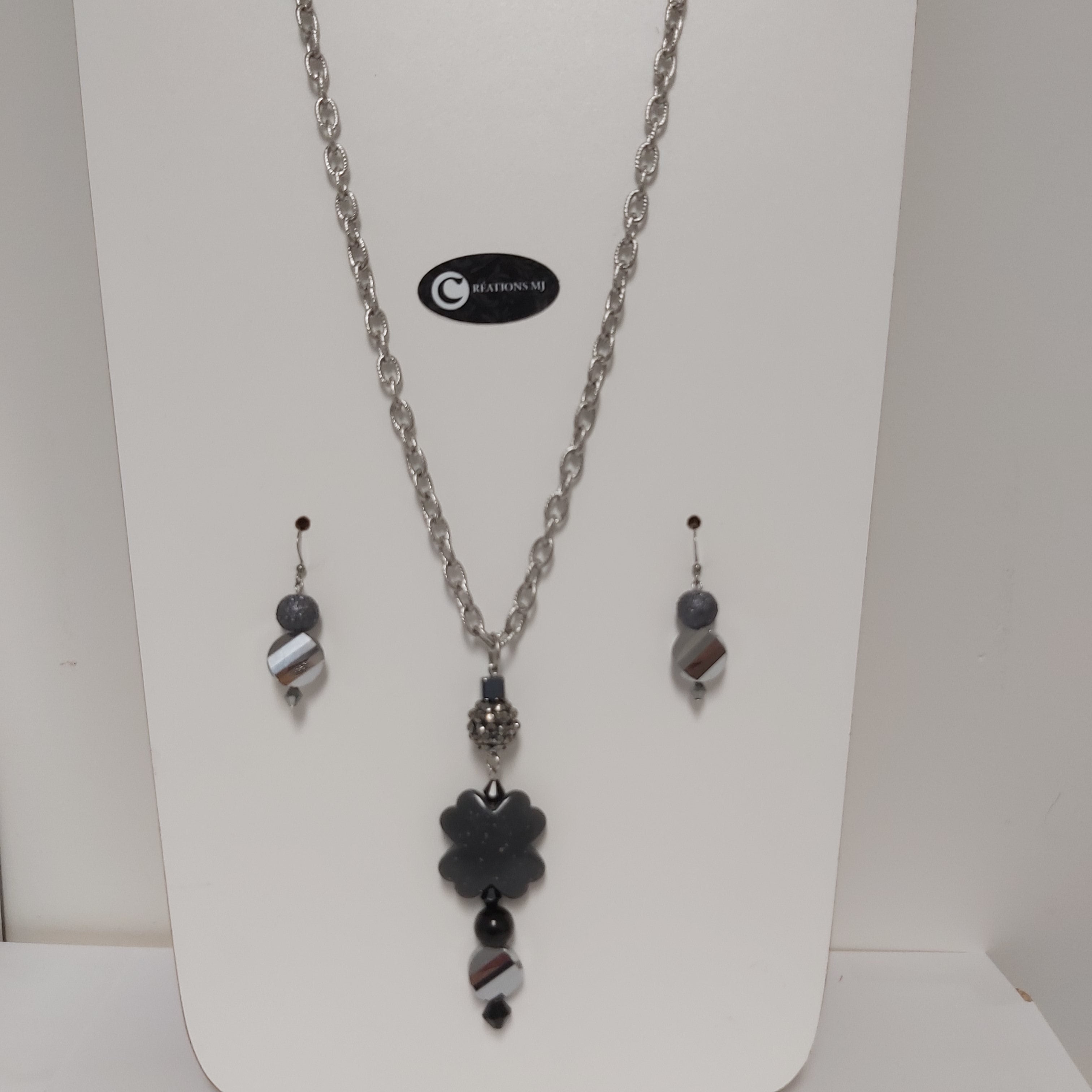 Collier/b-d'oreilles par Créations MJ