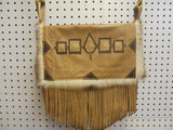 Grand sac wampum en cuir chameau avec fourrure et franges - Omkikou