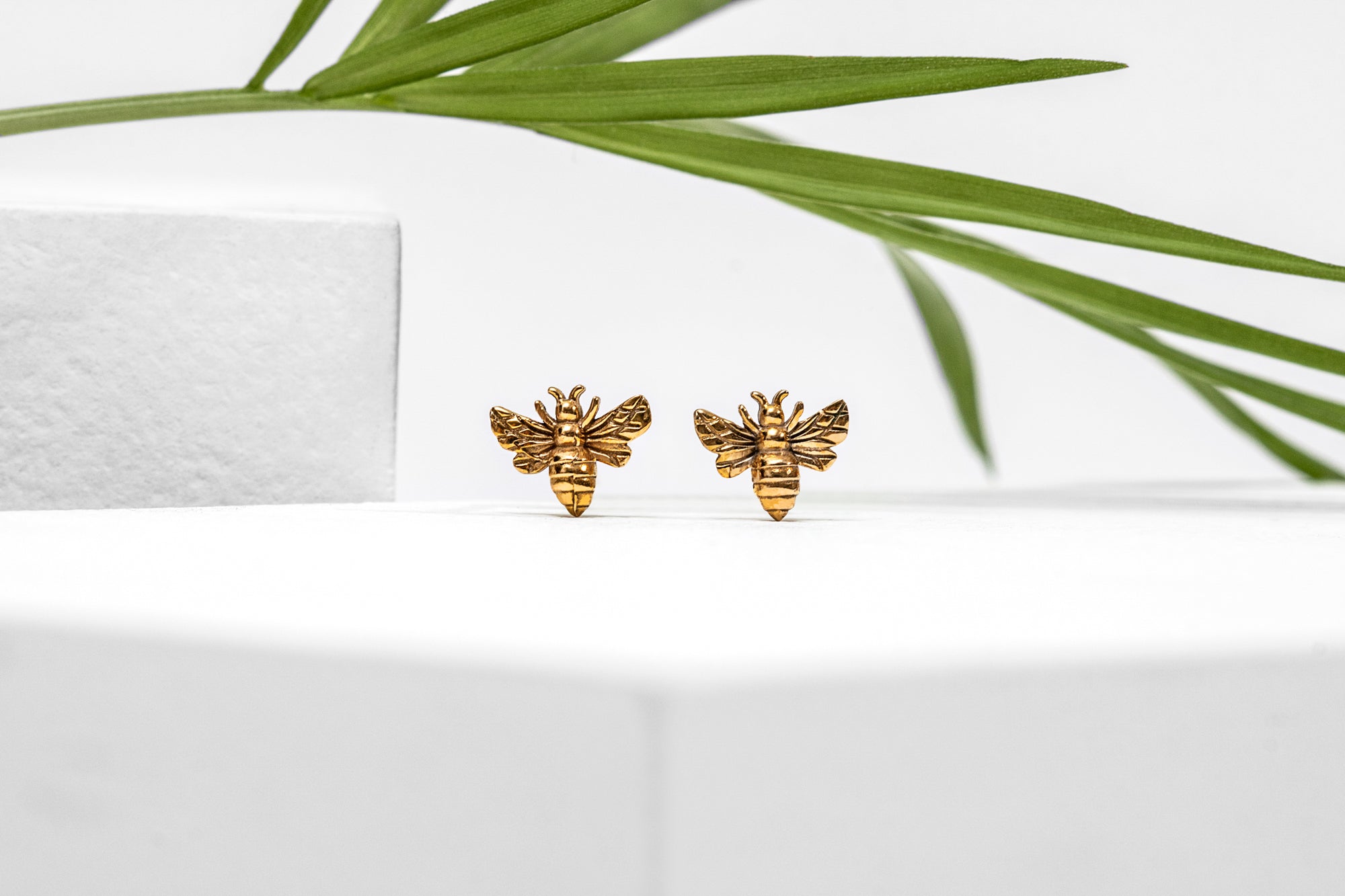 20kt gold Plated Sterling Silver Bee Stud Earrings par Ag Sterling