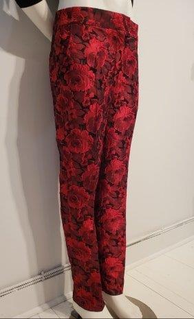 Pantalon rouge - ENVERS par Yves Jean Lacasse