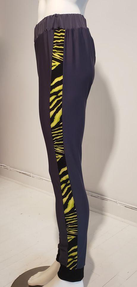 pantalon gris spandex lignes limes  - ENVERS par Yves Jean Lacasse