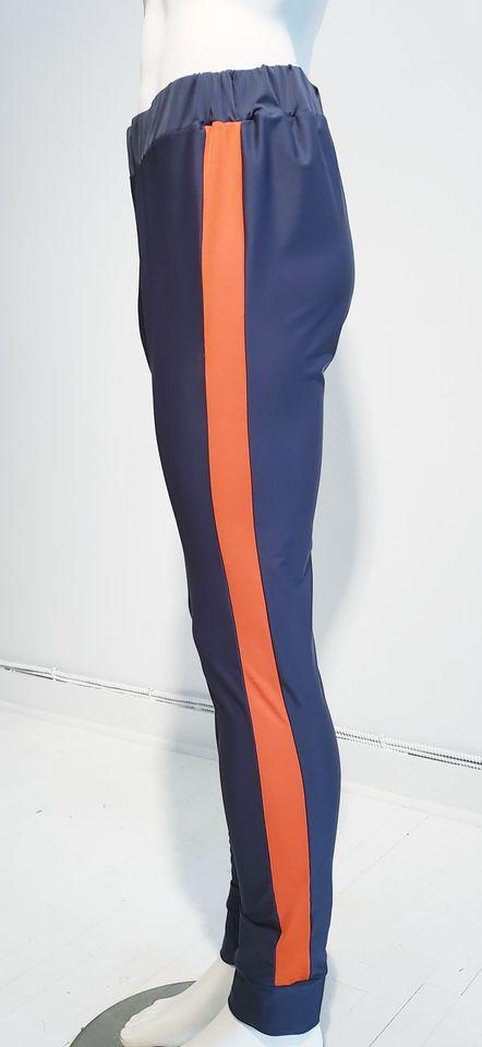 pantalon gris spandex lignes oranges  - ENVERS par Yves Jean Lacasse