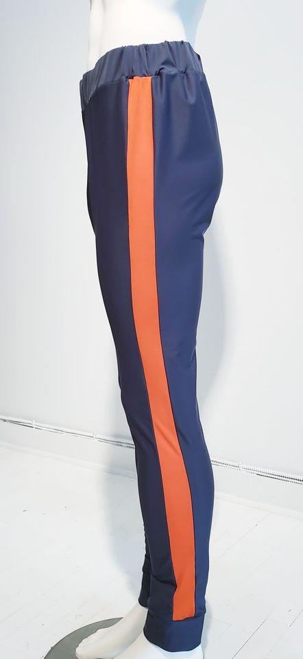 pantalon gris spandex lignes oranges  - ENVERS par Yves Jean Lacasse