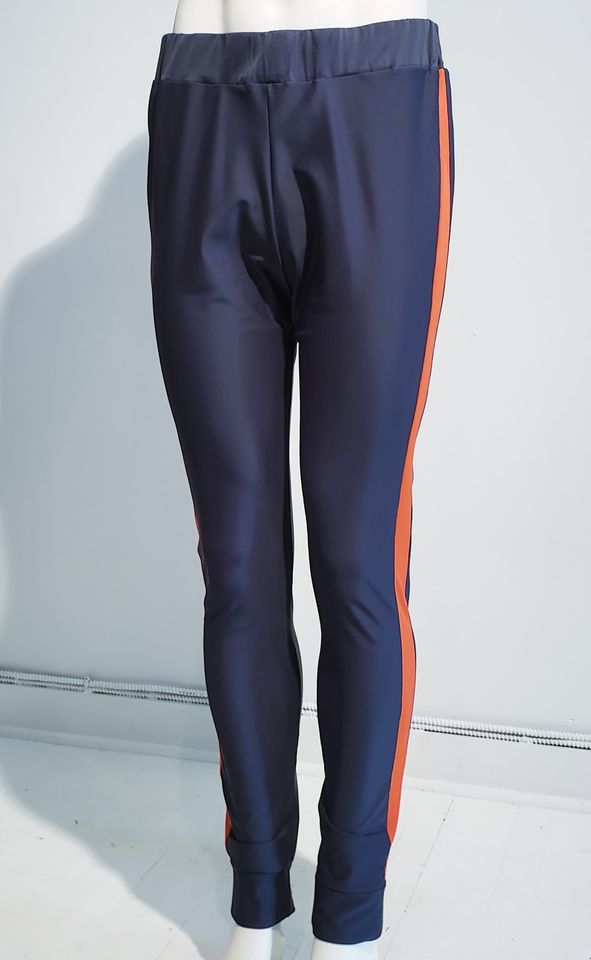 pantalon gris spandex lignes oranges  - ENVERS par Yves Jean Lacasse