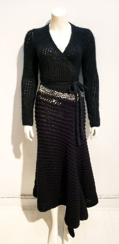 robe manteau, porter ouvert ou croisé, tricot noir fait main  - ENVERS par Yves Jean Lacasse